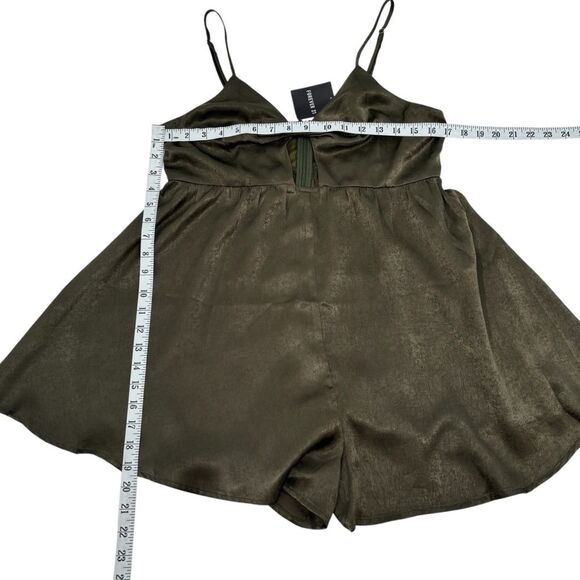 Hommage Satin Olive Green Romper Cutout Open Back Shorts Jumpsuit Sz L - Picture 8 of 9